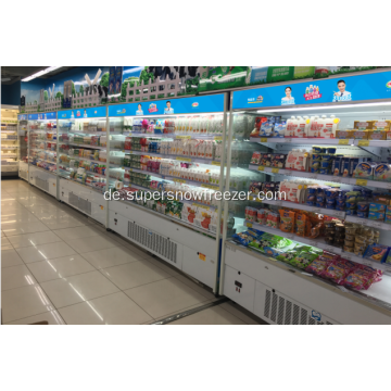 Offener Kühlschrank mit mehreren Decks im Supermarkt für Milchprodukte und Wurst